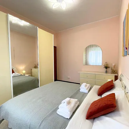 Magnolia Apartments, Di Garda