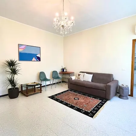 Magnolia Apartments, Di Garda