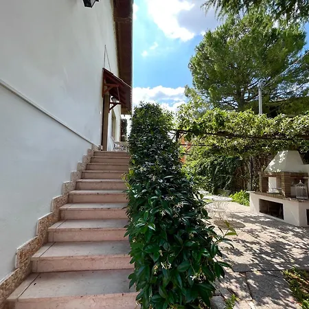 Magnolia Apartments, Di Garda