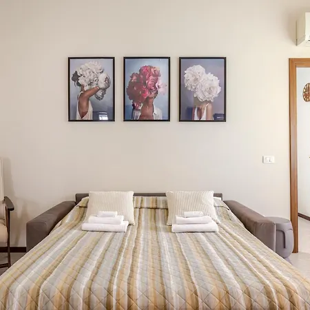 Magnolia Apartments, Di Garda